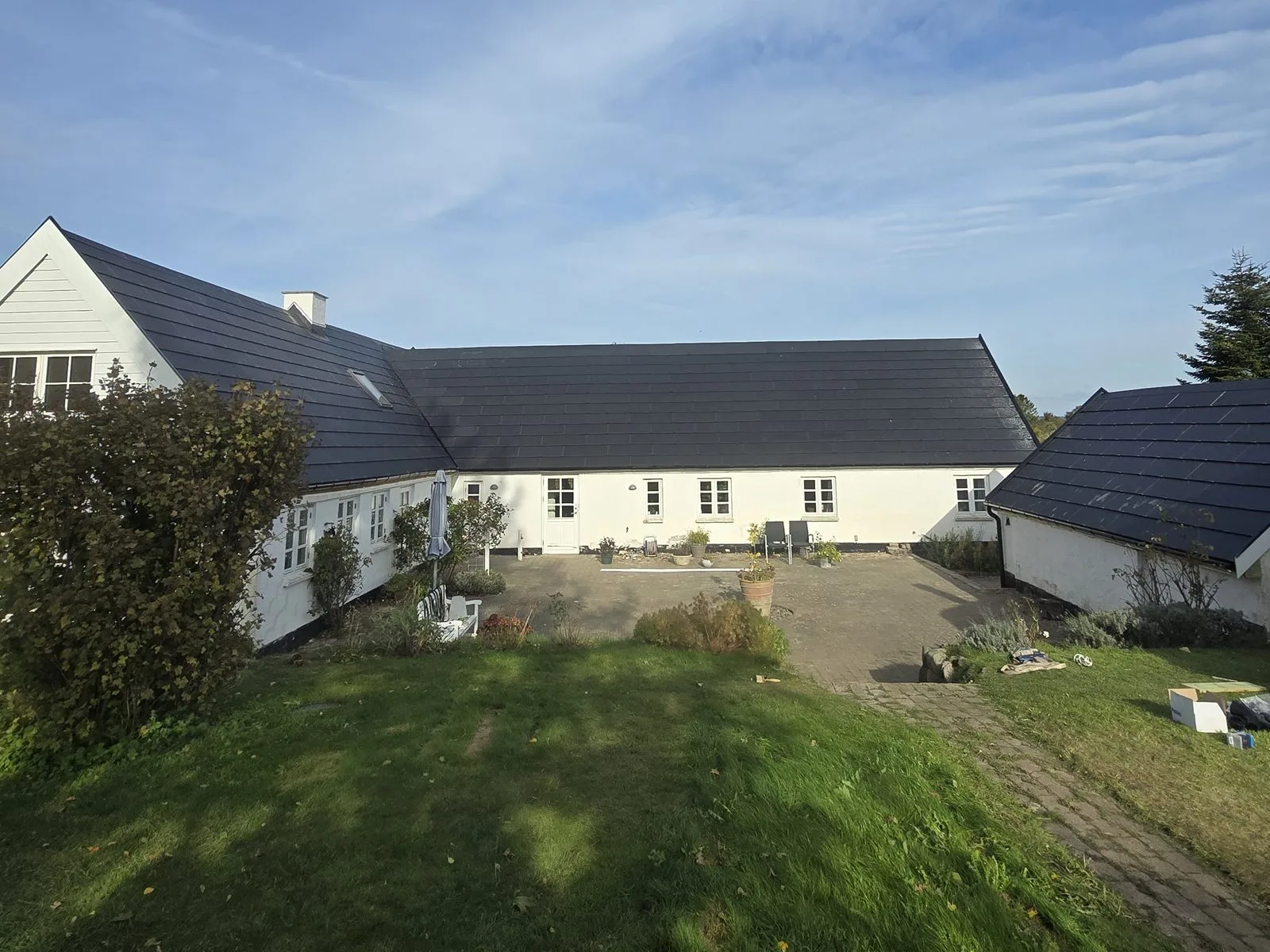 Landsted med nyt sort tag med integrerede solceller