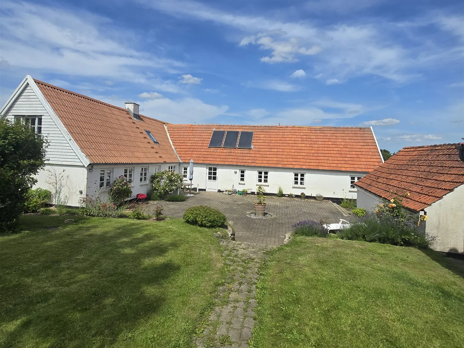 Landsted med gamle røde tegl før renovering