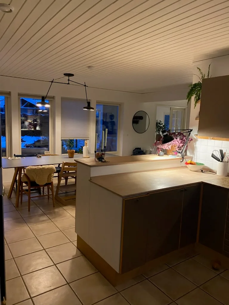 Spisestue og køkken med snedkerarbejde